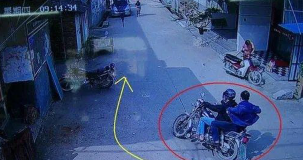 「高铁」“店主追赶抢货少年案”：该追刑责还是正当防卫｜新京报快评