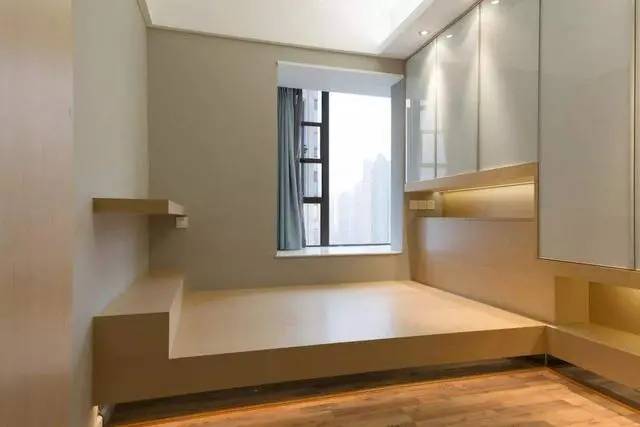 榻榻米|小卧室如何装修？不一定要做榻榻米，把床抬高更加实用