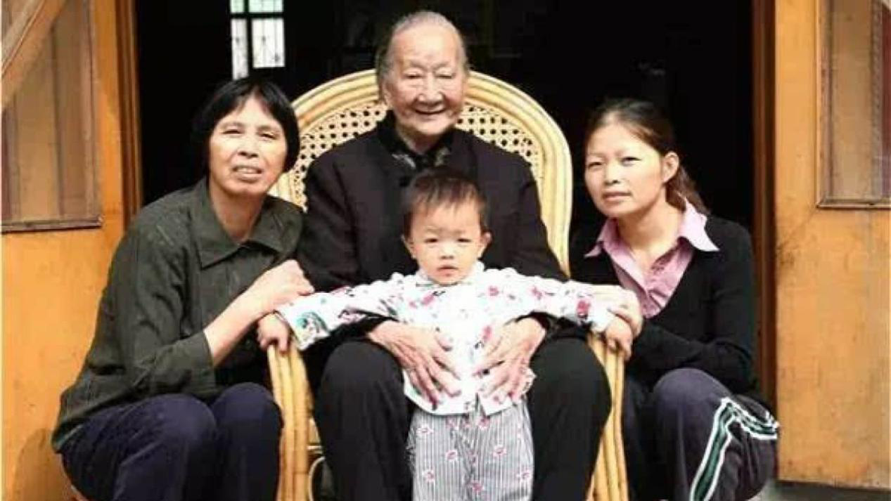 |23岁的红军女团长,被敌人俘虏做妾,50年后再见前夫,让人感动