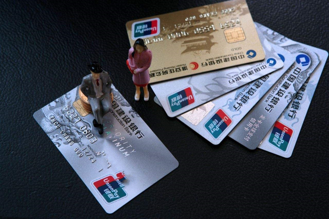 信用卡：信用卡每月都透支，但是不逾期还款，银行会拉黑吗？