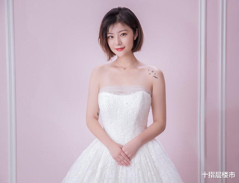 “婚纱美女”穿上婚纱走红，这气质不输女明星！宛若一位新娘子！