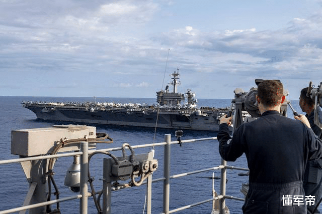 「伊朗」海峡局势全面告急？美卫星发现对岸危险迹象：军工厂深夜灯火通明