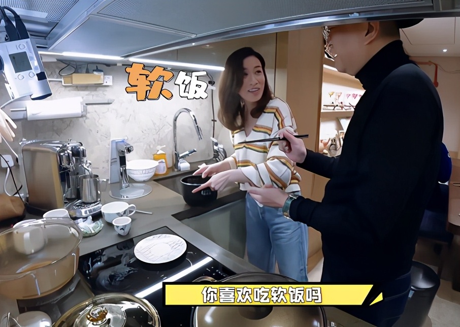 张玮|欧阳震华嘴唇爆裂，娶赌王孙女却24年无子，希望妻子比他先死？