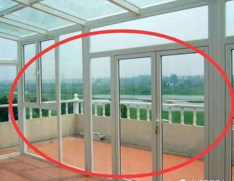 「」越来越多人封阳台不用塑钢窗了，聪明人都用这种，刮15级风都不怕
