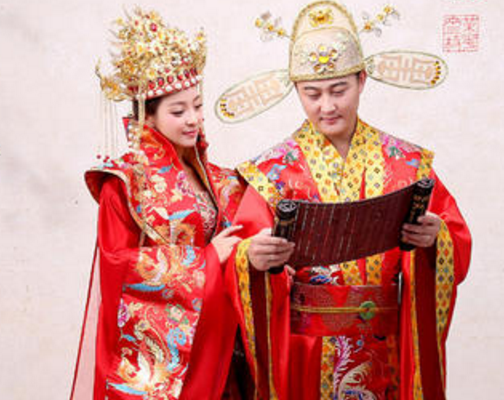 古代的礼服和皇帝穿的衣服，下摆都拉在地上，他们不怕脏吗？原因很简单！