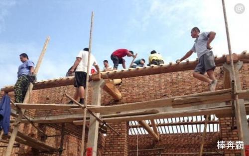 农村自建房越来越多，村民要回乡发展了吗？看完明白了