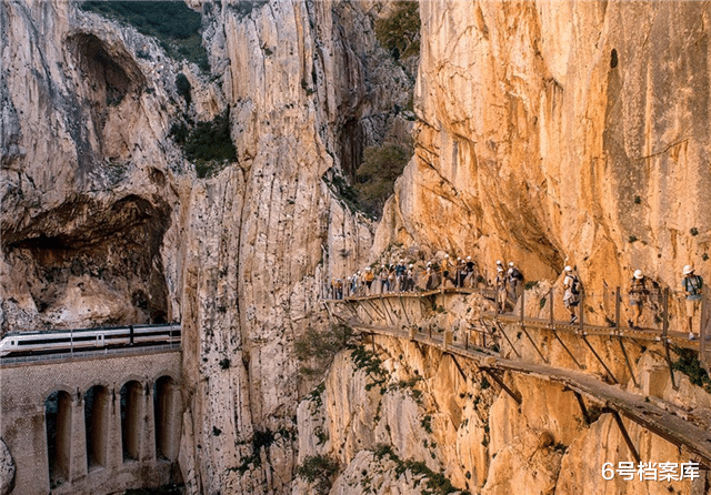 「长空栈道」因太危险被关14年，今再次开放受人追捧，进去必须签“生死状”