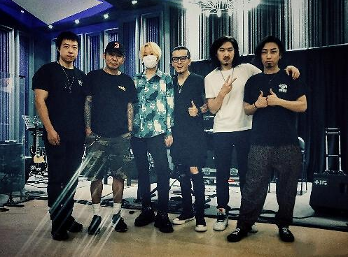 『窦靖童』窦唯二女儿一头黄发亮相音乐会,穿着打扮像极窦靖童,17岁疑有恋情