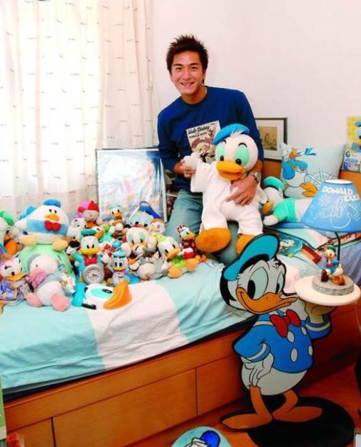 马国明|马国明官宣婚讯，一起走进马国明在香港的家，卧室竟然都是玩偶