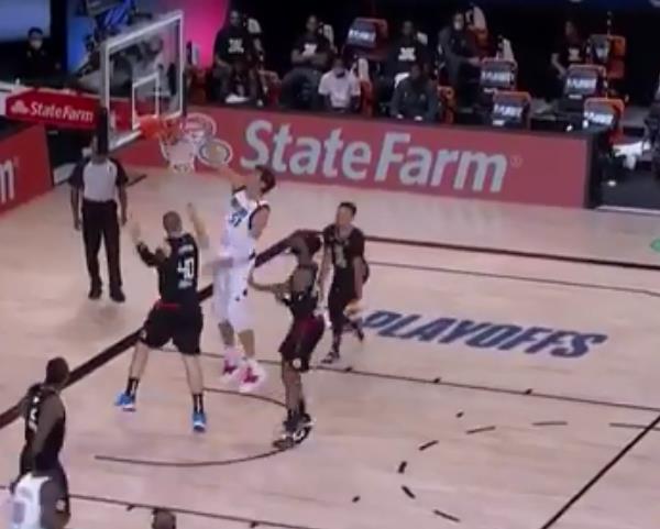 快船队|47+18+9，首发加裁判连替补都打不过，伦纳德看着猛龙都想哭