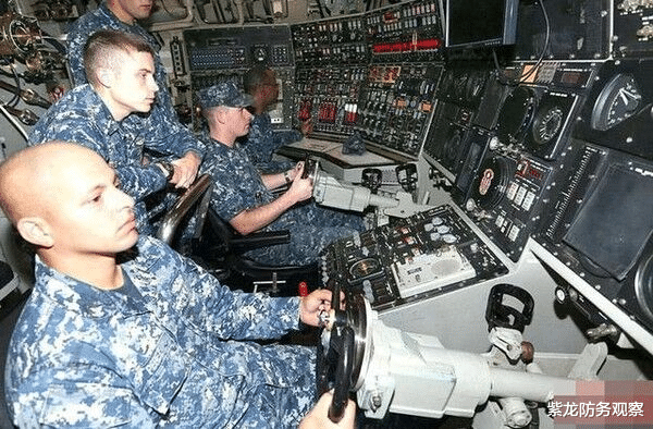 『美军』大批救护车港口待命，美核潜艇出现首例确诊，军方最怕的事出现了