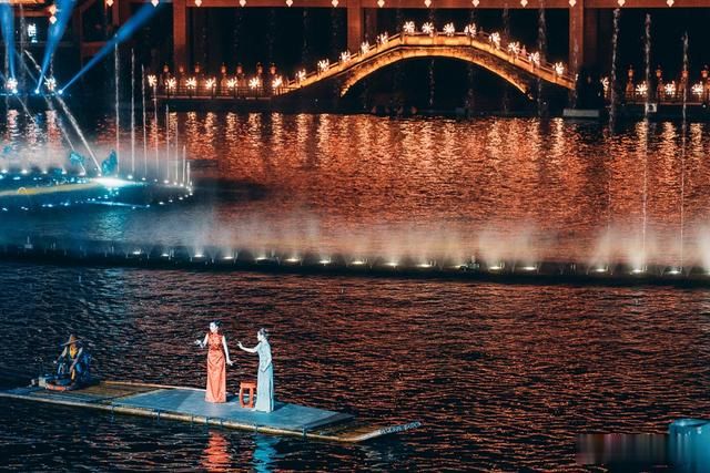 「古镇」投资50亿在太湖建人造古镇，黑夜美过白天，不要门票游客人山人海