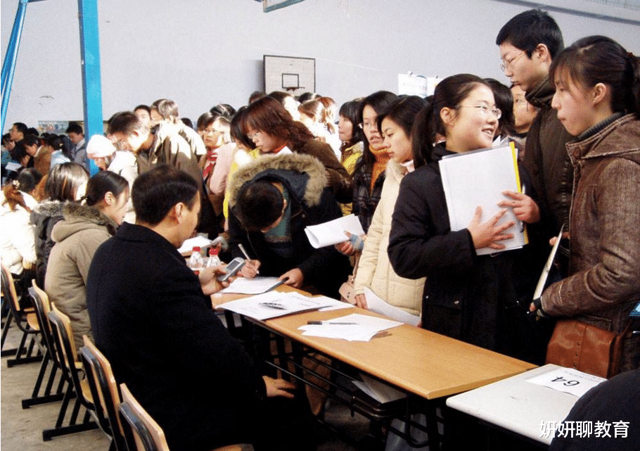 大学|名校毕业生都在哪里“高就”，多半在这4个行业，薪资让人羡慕