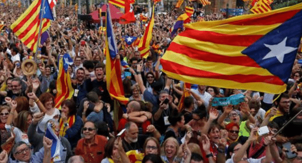 【加利福尼亚州】加州爆发激烈“内战”，警方派出骑兵对付，示威者：有种就过来