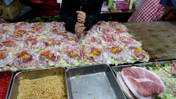 蛋黄|大叔校门口卖“它”，15元一个，00后都抢着要，90后却看不上！