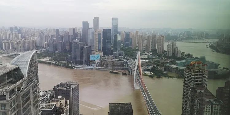 重庆晚报|直击两江洪水:朝天门门洞、渝尔代夫、洪崖洞车库被淹...