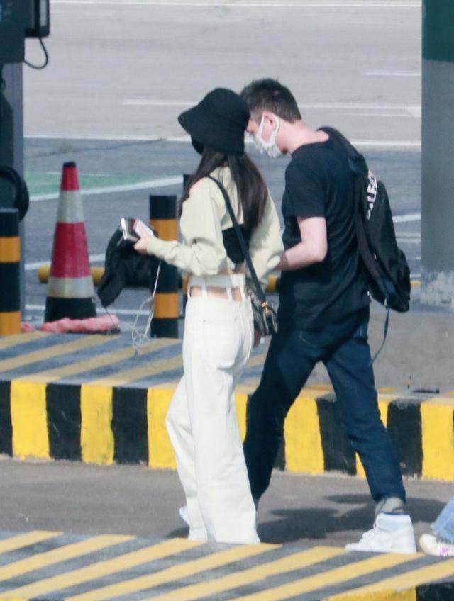 赵丽颖|因为钱嫁冯绍峰？卑微的爱没有婚礼，赵丽颖憋不住坦言：不相爱