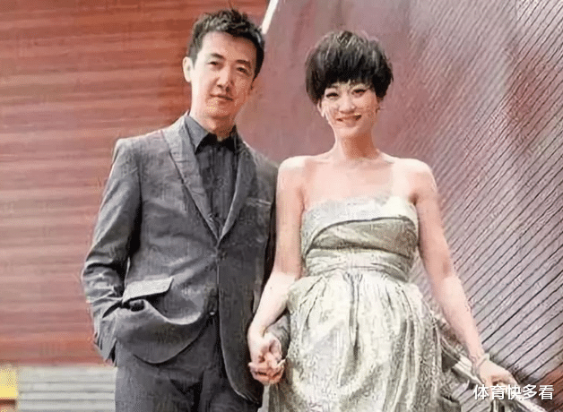 李小冉|李小冉两口子牵手现身机场，肚子大到像临盆，看着却像“父女”俩