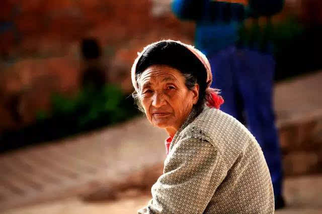 「癌细胞」体内有“癌”？身体3处会“发黄”，别假装看不见