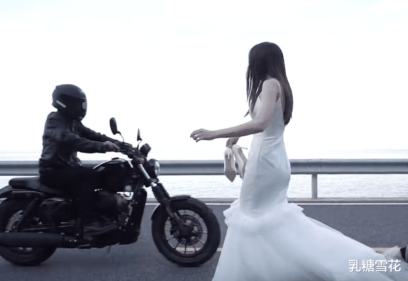 【迪丽热巴】迪丽热巴拍摄摔倒戏，直接扑倒在坐垫上，看到她的表情彻底被逗笑