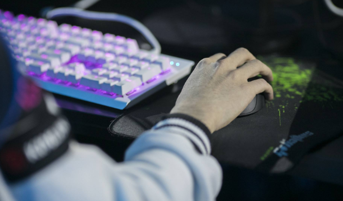 『』为了儿子不沉迷游戏，父亲买号在游戏中追杀儿子，将其杀到退游