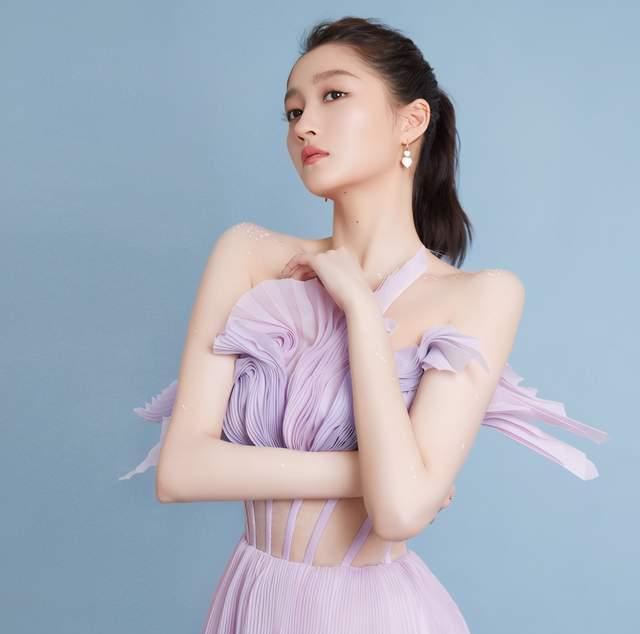 发型|脸上有这4个特征的女生，“扎发”比“批发”更好看，很容易分辨