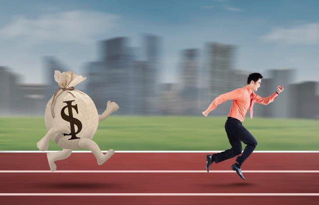 @当货币开始贬值时，对于普通人来说，应对的方法是什么？