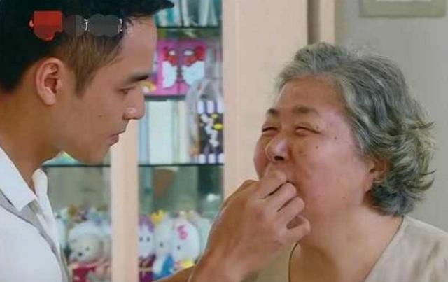 明道节目中曝出自己的家，如今还是老式装修，沙发是80年代款式