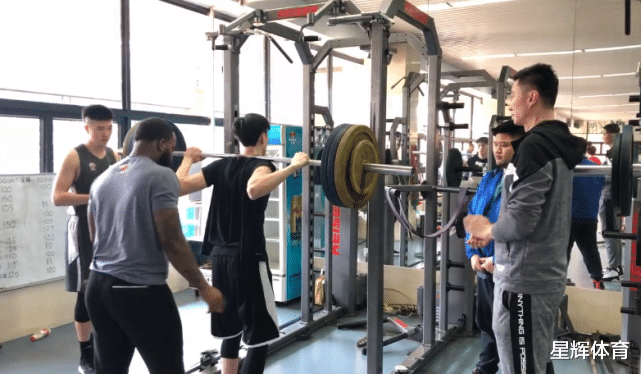 巴塞罗那@朱总看中阿联老乡宏远内线竞争更惨烈 今夏两大悍将或被迫离队!