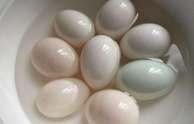 『咸鸭蛋』夏天做咸鸭蛋只放盐可不够，加点它，做出的咸鸭蛋个个流油翻砂！