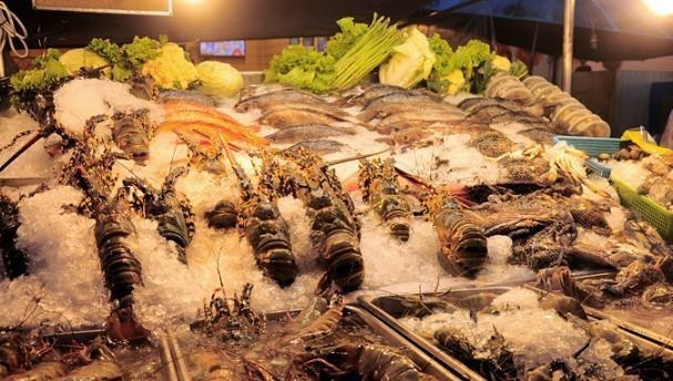 导游■泰国旅游点了三只虾，导游阻止不成，结账时游客表示：怎么可能