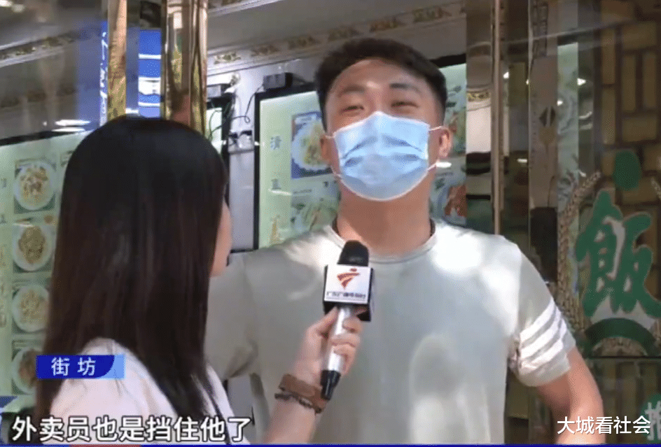 外卖员|外卖员堵路踩刹车，三次把小车别停后，第4次被小车撞飞