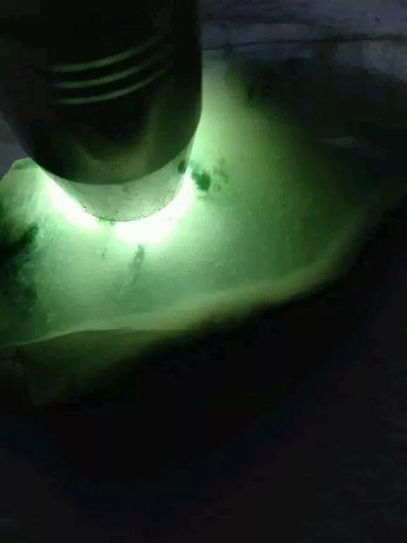 【】老缅看走眼1000块处理的翡翠赌石,却开出高冰飘花!