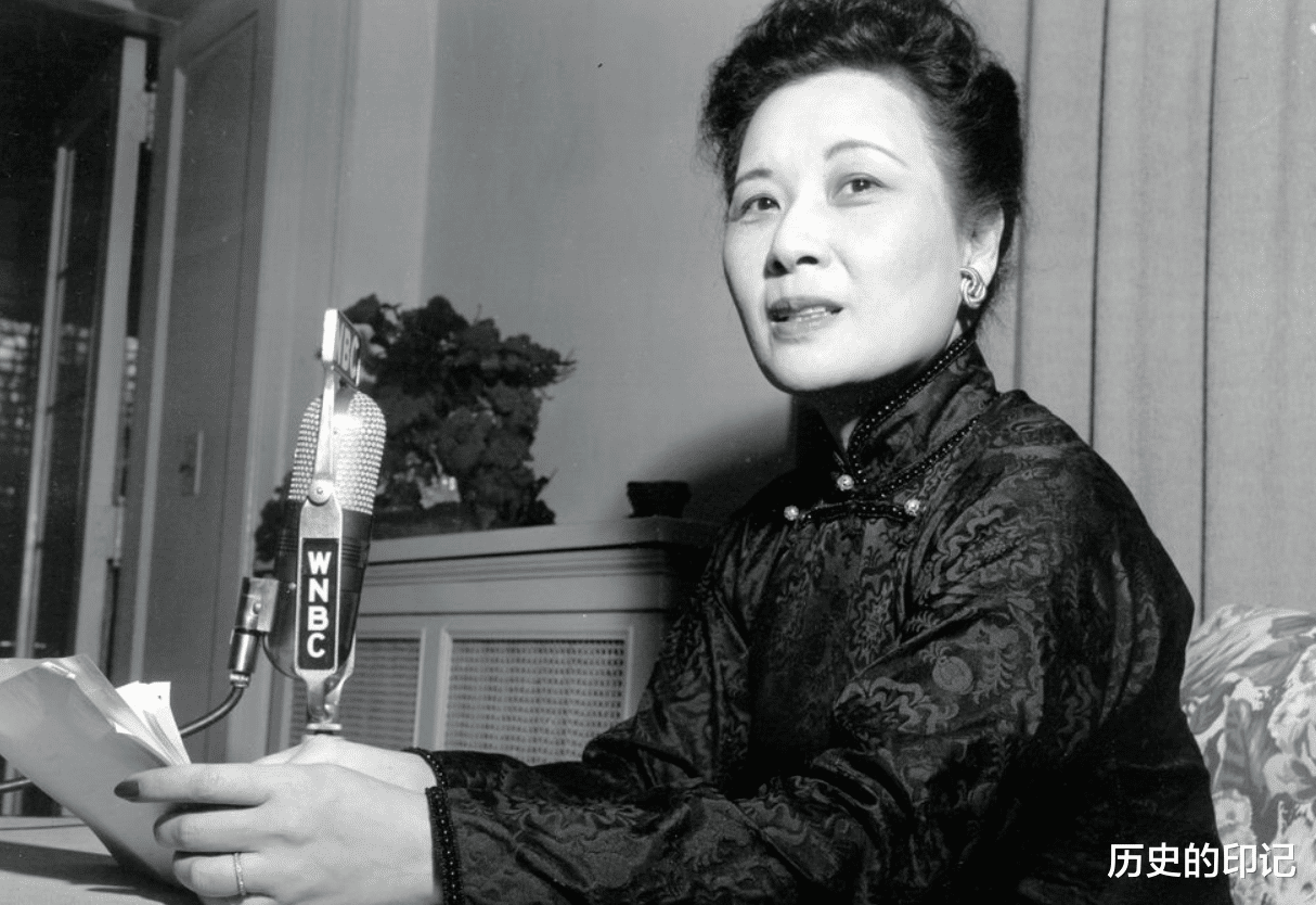 宇文成都|1975年老蒋去世，葬礼当天宋美龄悲伤不已，盖棺时泪流不止