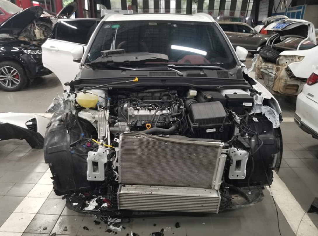 吉利|吉利缤越高速发生追尾,安全气囊未弹出,网友:这就是沃尔沃出品?