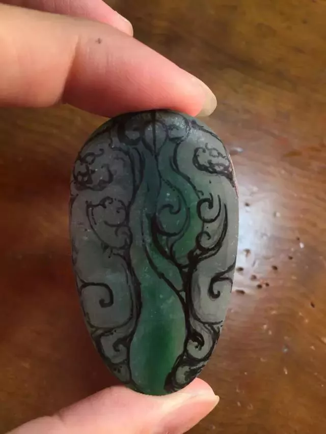 [翡翠]神仙难断一寸玉就是这么来的明明就一点色，切开确有一条色。