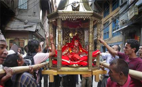 遇见你|尼泊尔“活女神”不幸，受万人供奉，却被禁足庙堂，最终孤独终老