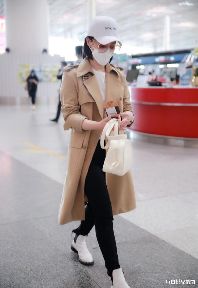 【风衣】43岁的陈数保养真好，风衣配牛仔裤气场全开，满满的成熟魅力