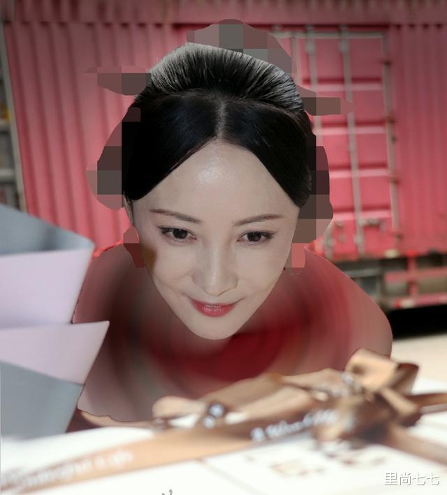 发型|蒋勤勤近照曝光，穿格纹大衣复古发型显老，粉底贴合皮肤也太白了