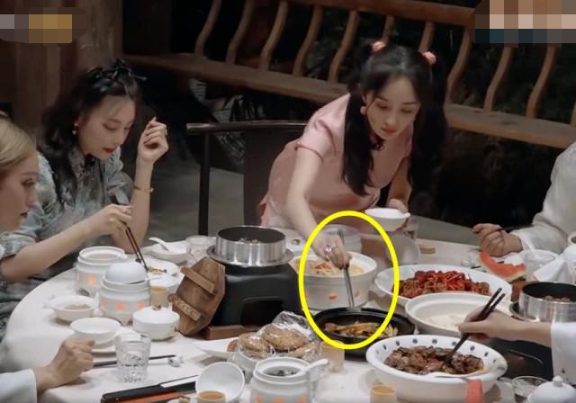 杨幂|杨幂84斤张雨绮104斤，一起吃饭时，差距都在夹的菜上了