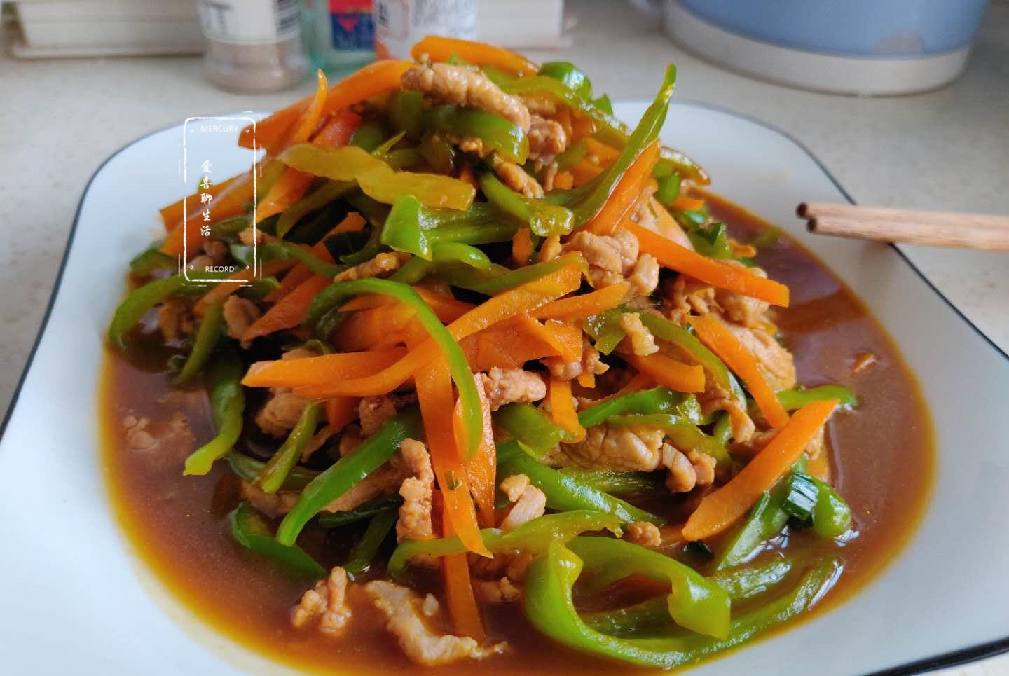 『胡萝卜』辣椒炒肉丝不要总是清炒，加入它一起炒鲜嫩脆爽，上桌总是先吃光