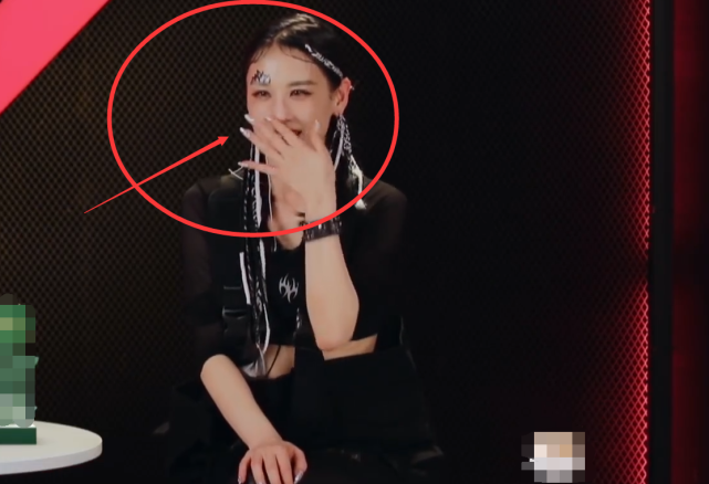 美甲|有种特别叫黄圣依的美甲，不仅涂在指甲上，就连“眉毛”上都有