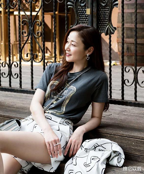 万绮雯|50岁万绮雯近照曝光，身材肌肤似25岁，网友：喝露水长大的吗？