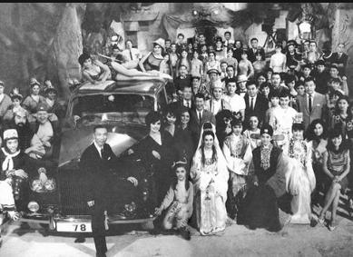 『邵逸夫』2008年汶川地震，手下问：我们捐吗？邵逸夫背对着举起一根手指