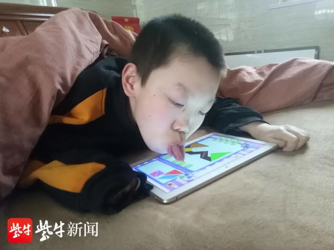 扬子晚报 太励志！四肢和身躯无法活动，13岁“舔屏”少年舌尖闯出求学路