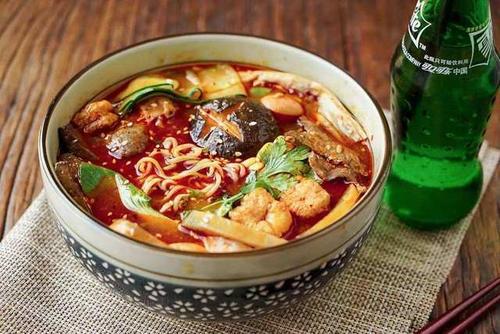 [金针菇]去吃麻辣烫，多拿角落中的\3种菜品\，老板脸上笑嘻嘻，其实\心在滴血\