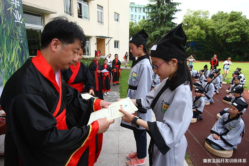 ：高考成绩过线不多，只能走民办院校？你的选择还有更多
