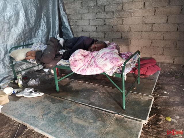 天天读报会|农民工“哑哑”突发多器官衰竭:干活从不讲价 没钱医治,众人帮他讨回4万工钱