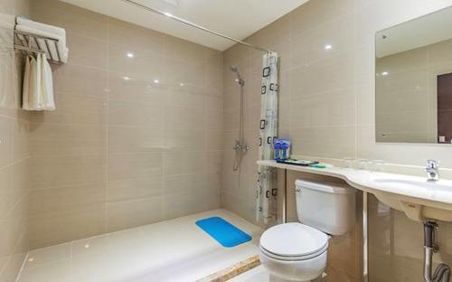 |淋浴房别再傻傻铺瓷砖了，聪明人流行装这种代替，省钱实用还防滑