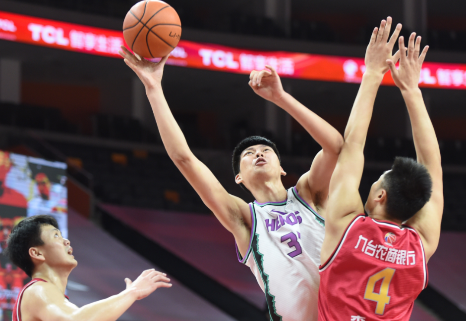 巩晓彬▲巩晓彬透露张庆鹏伤情，期待球队提升两点，21岁新星坦言放下包袱